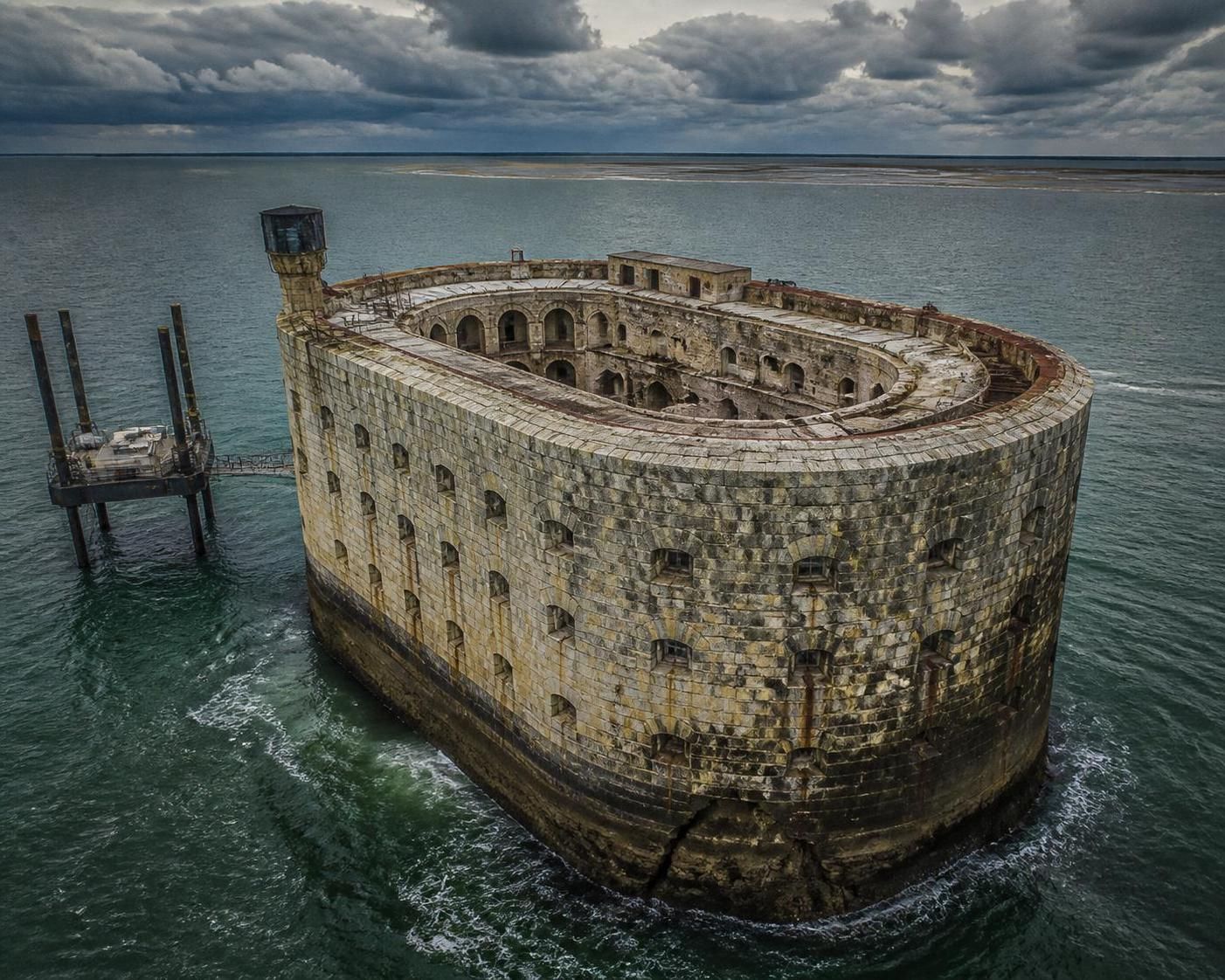 découvrez les secrets derrière l'effondrement de fort boyard et ce que cette fragilité révèle sur cette icône emblématique de la mer.