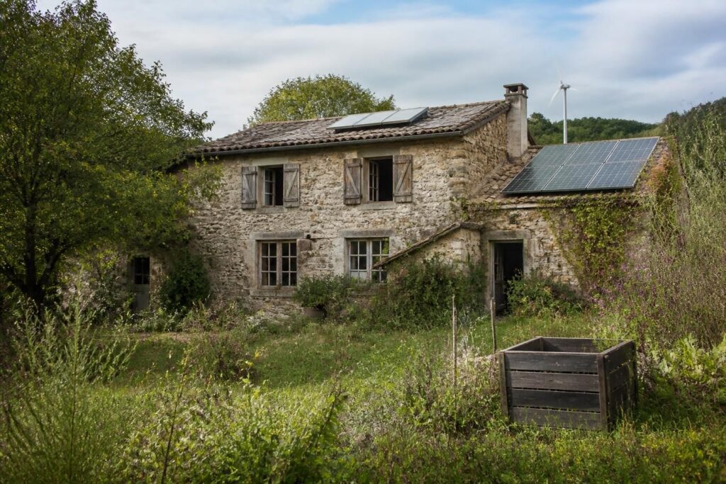 découvrez cette maison à rénover à flassans-sur-issole, idéale pour un projet écologique alliant confort et respect de l'environnement. saisissez cette opportunité unique !
