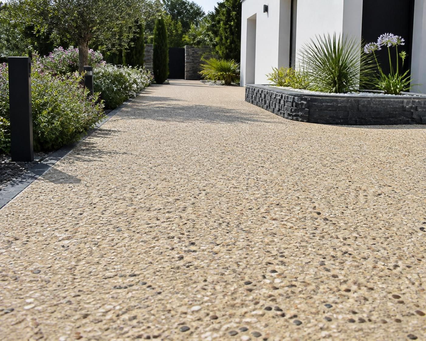 découvrez les principaux facteurs qui influencent le prix au m² du béton désactivé, pour mieux planifier votre budget travaux et obtenir un résultat esthétique et durable.