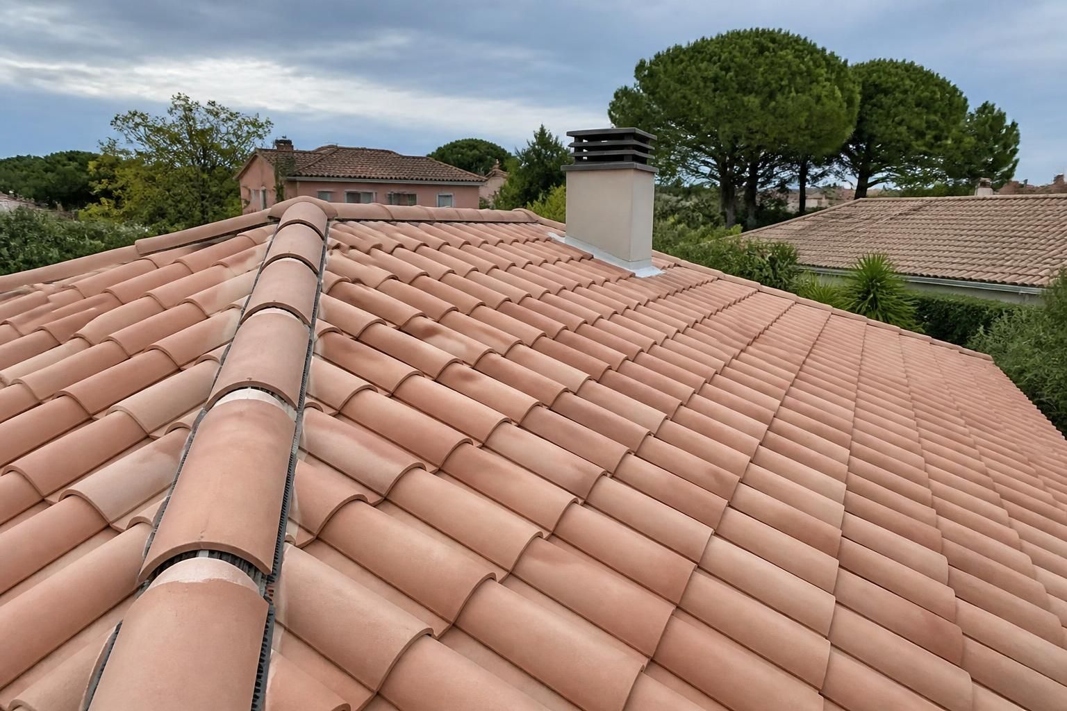 découvrez comment le closoir, solution écologique et durable, améliore l'isolation de votre toiture tout en protégeant votre maison des infiltrations d'air et d'eau.