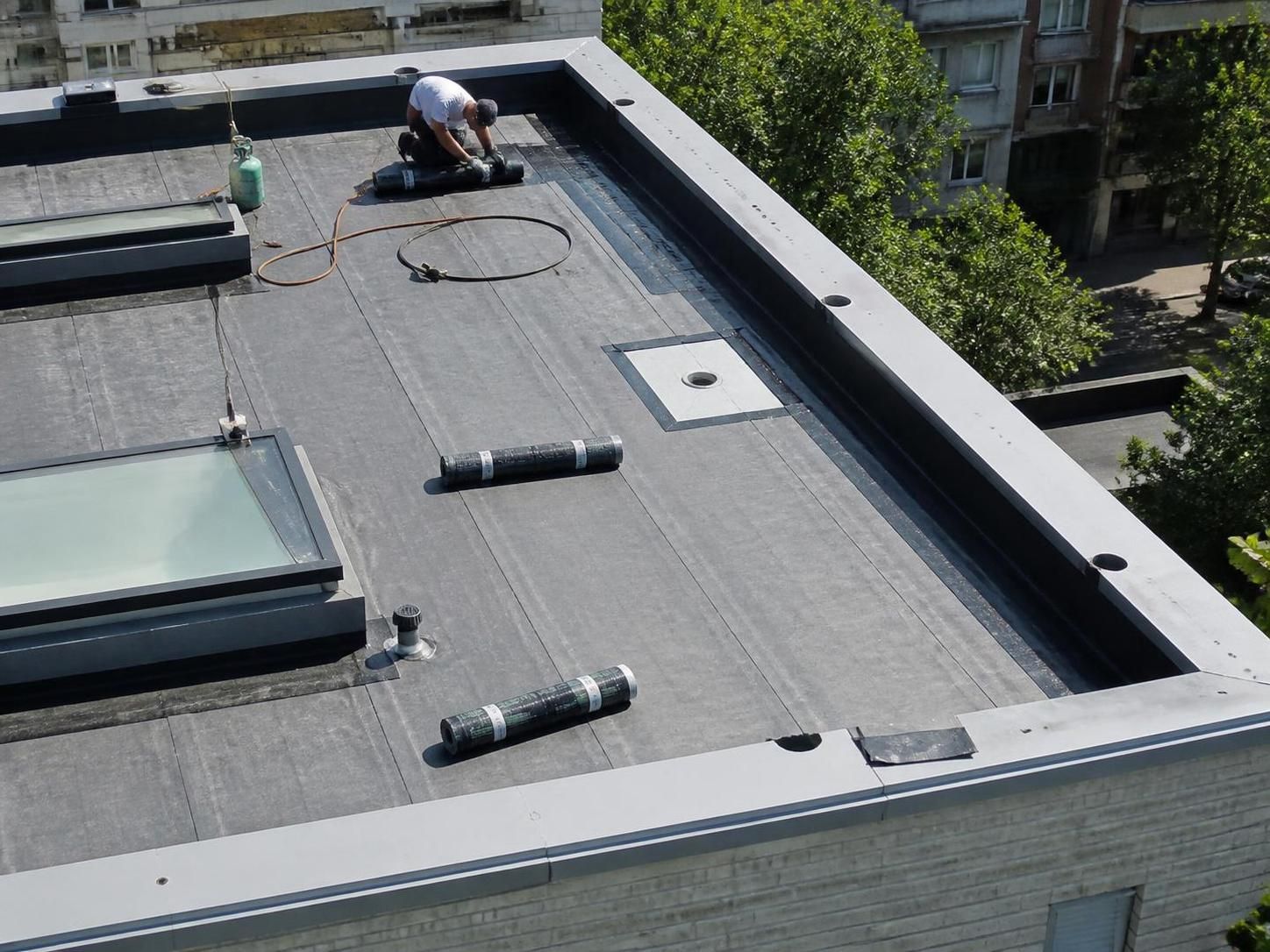 découvrez des solutions durables pour l'étanchéité des toitures terrasses et protégez votre habitation contre les infiltrations d'eau efficacement.