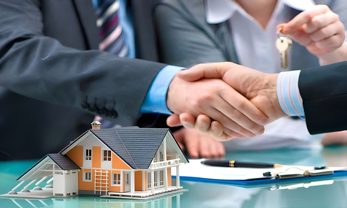 Remise des cles apres la signature dans une agence immobiliere