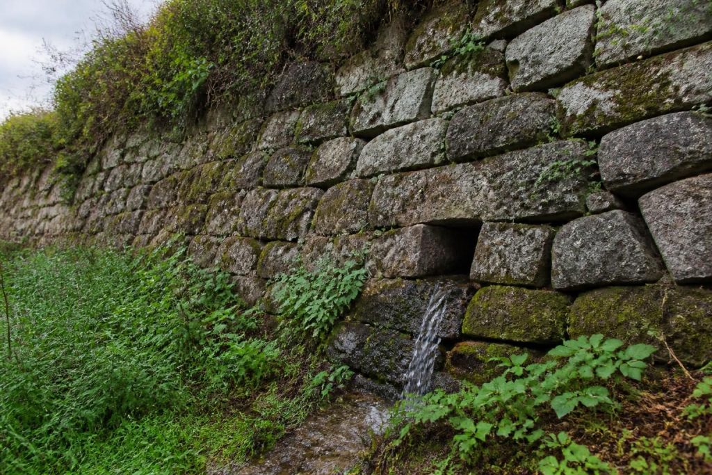 découvrez ce qu'est une barbacane dans un mur de soutènement, ses fonctions essentielles et des exemples pratiques d'utilisation pour assurer la stabilité des structures.